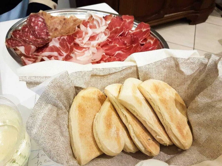 Tigelle with prosciutto